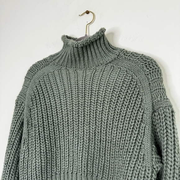 H&M chunky knit mock neck Crop sweater - Picture 2 of 7